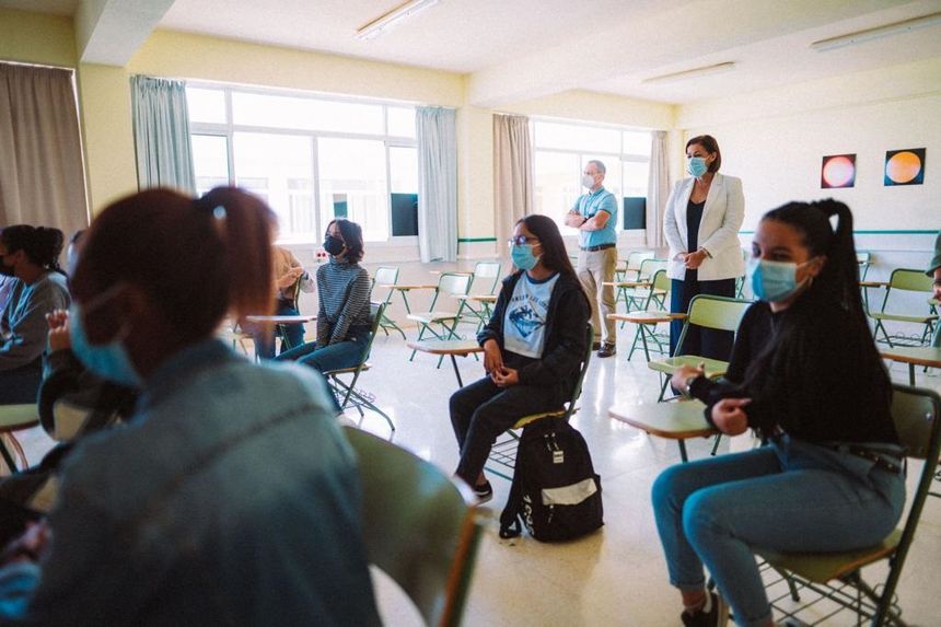 Astrid Pérez felicita al IES Las Maretas por su proyecto matemático Geocity. Las representantes del Ayuntamiento de Arrecife visitan el IES (1)
