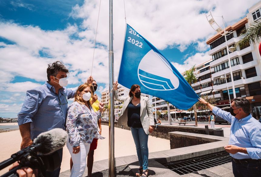 La alcaldesa Astrid Pérez iza la nueva bandera azul en la Playa del Reducto