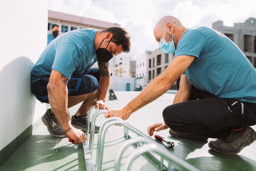 Todos los colegios de Arrecife estrenarán nuevos aparcabicis instalados por el Ayuntamiento