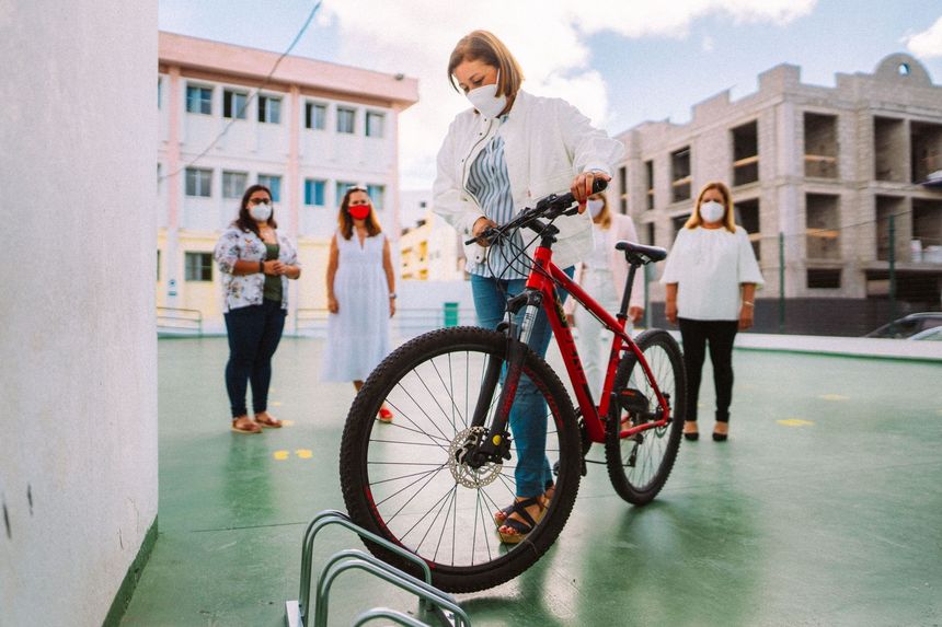 La alcaldesa Astrid Pérez estrena en nuevo aparcabici del colegio Nieves Toledo