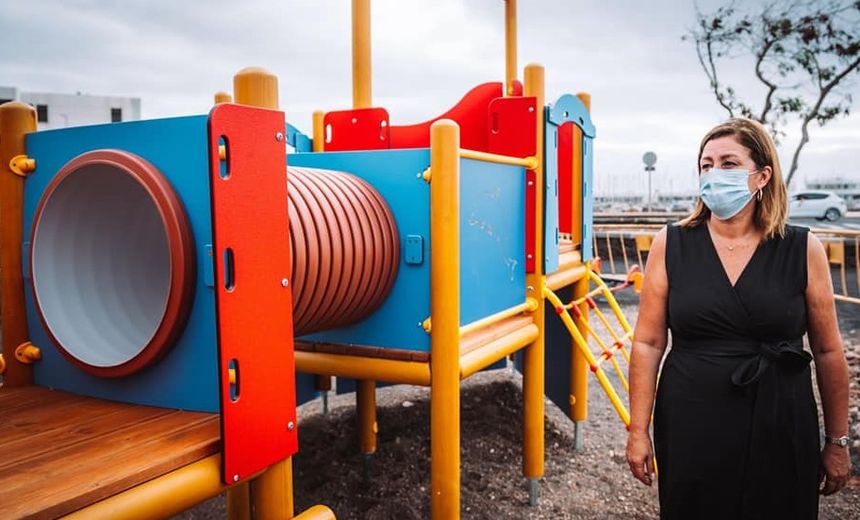 La alcaldesa Astrid Pérez junto a un parque infantil en Arrecife