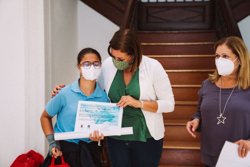 La alcaldesa entrega uno de los diplomas a una de las escolares que han participado con trabajos (1)