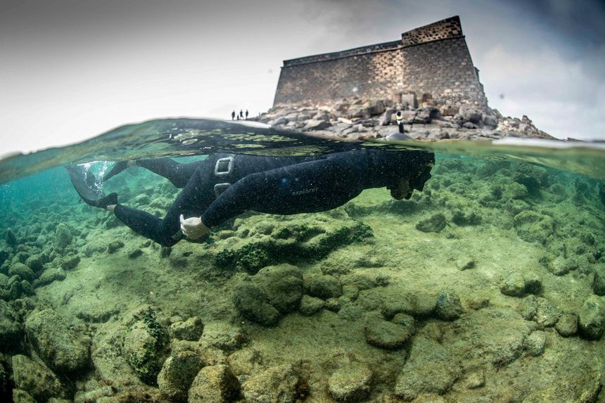 Uno de los fotogramas del documental Los Secretos de la Marina de Arrecife junto al Castillo de San Gabriel, en Arrecife