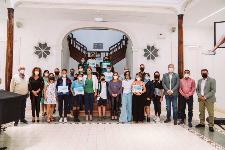 La alcaldesa y varios concejales del Grupo de Gobierno junto a la coordinadora del documental, con los docentes y alumnos participantes