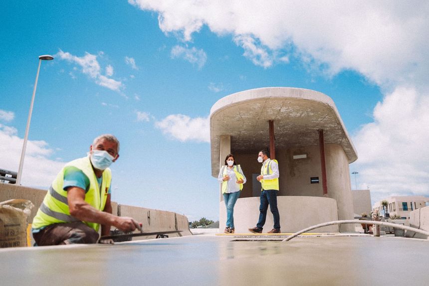 Los Mármoles estrenará un nuevo punto de vigilancia y seguridad en sus accesos . La alcaldesa y el vicepresidente visitan las obras