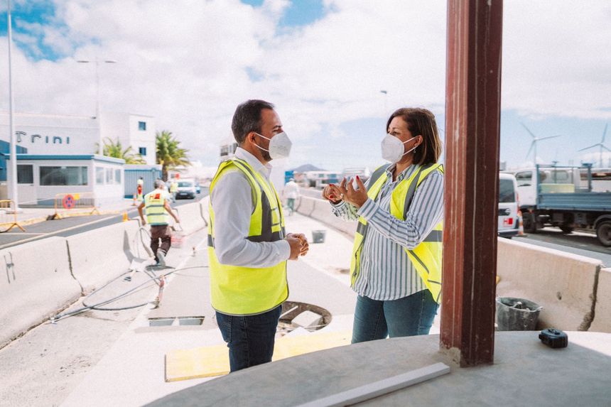 Los Mármoles estrenará un nuevo punto de vigilancia y seguridad en sus accesos . La alcaldesa y el vicepresidente visitan las obras. Este verano finalizarán los trabajos