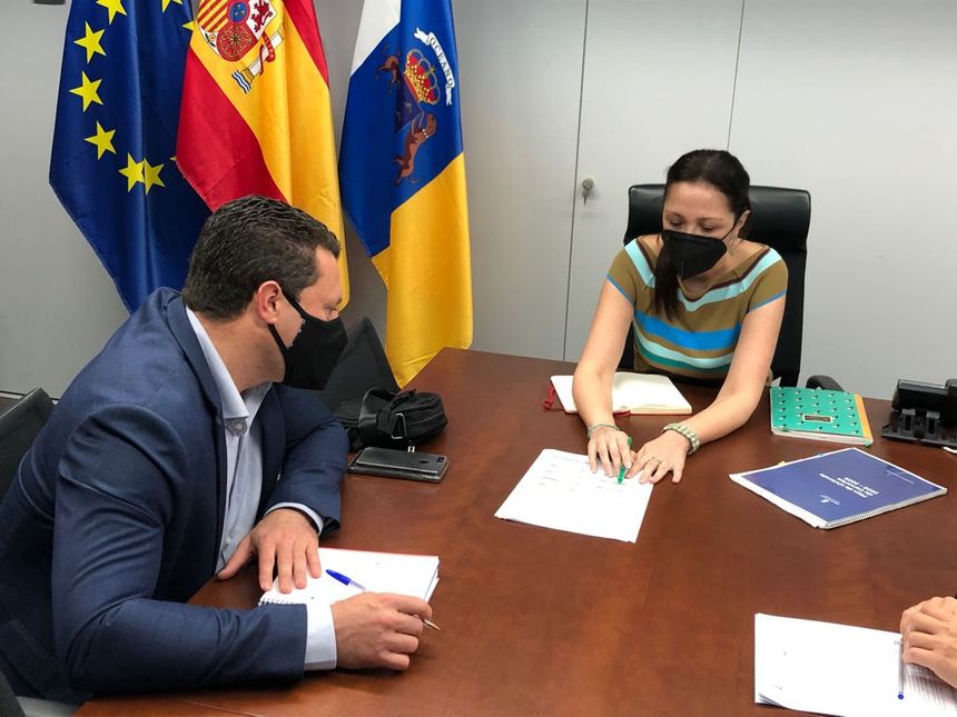 La directora de Vivienda y el alcalde de Yaiza