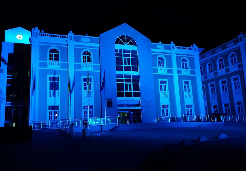 Iluminación Cabildo Día Nacional de la lengua de Signos (2)