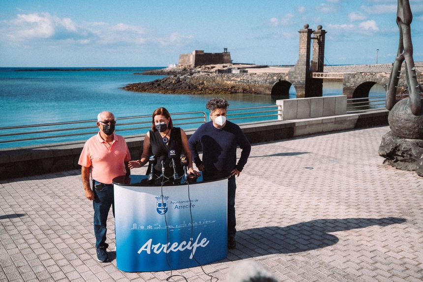 Presentación del Festival de Artes Líquidas hoy en Arrecife. La alcaldesa junto al concejal de Turismo y el presidente de la Asociación de Barman