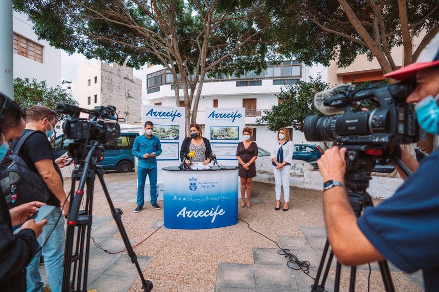 La alcaldesa Astrid Pérez presenta la transformación urbana de la Plaza Pedro Alcántara, ante los medios en la misma plaza
