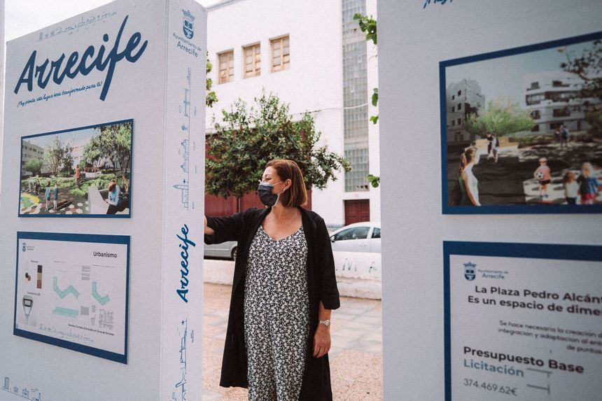 La alcaldesa Astrid Pérez presenta la transformación urbana de la Plaza Pedro Alcántara. El Ayuntamiento instala paneles informativos para que los vecinos conozcan las obras