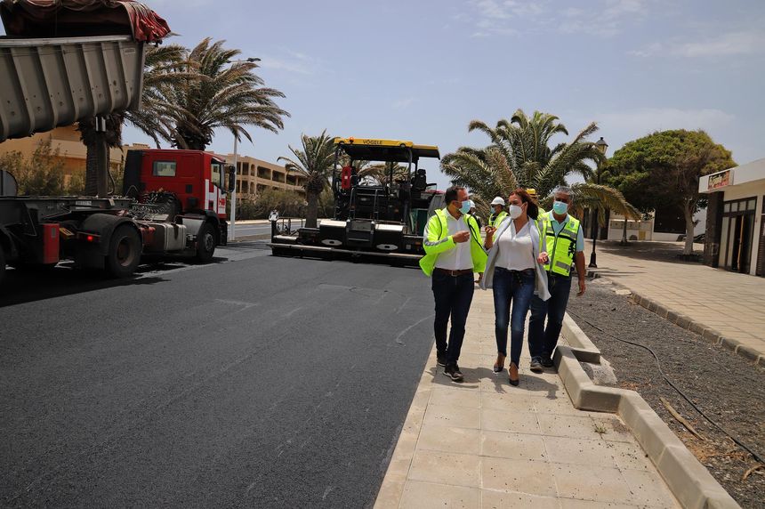 Reasfaltado de la carretera de Costa Teguise (1)