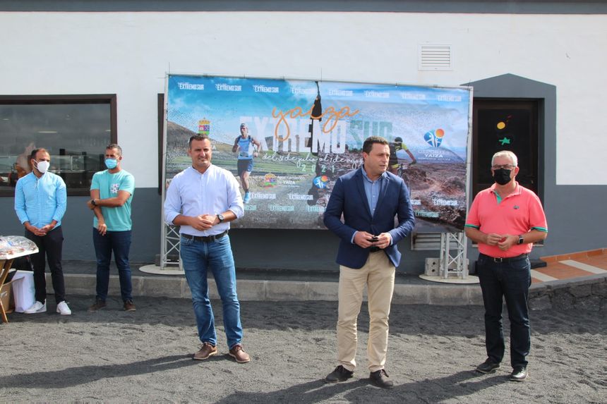 El alcalde de Yaiza en el  acto de entrega de treofeso