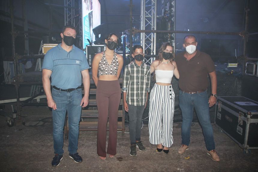 Los tres artistas junto al alcalde y el concejal de Festejos