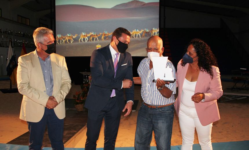 Reconocimiento al camellero retirado Gregorio Felipe