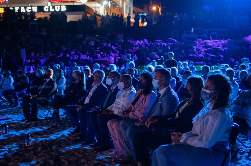 Público, en primer plano representante públicos