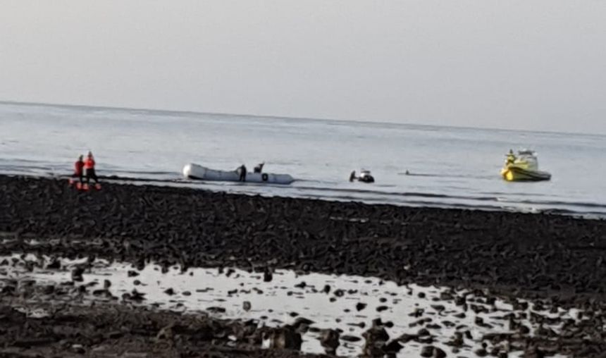Momento en el que se bajan los inmigrantes en la zona de Playa Honda