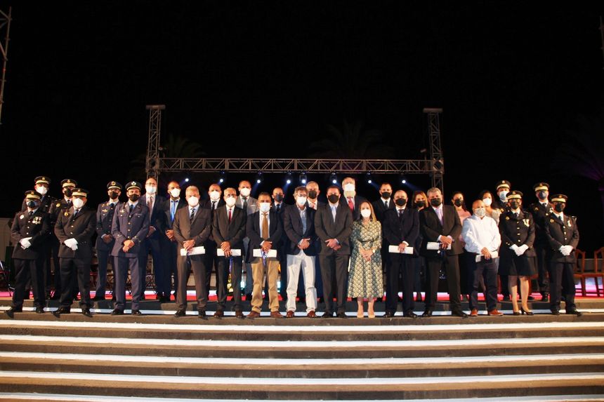 Foto de familia con la Corporación y autoridades civiles y militares