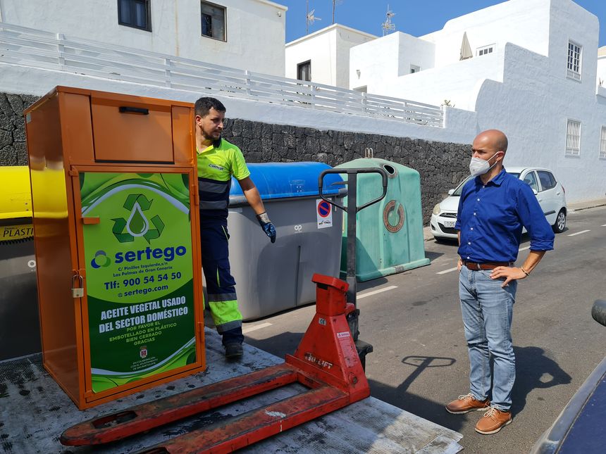 RAÚL DE LEÓN JUNTO OPERARIOS MONTAJE CONTENEDORES NARANJA