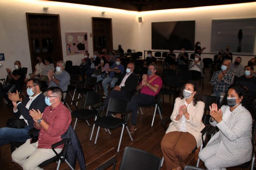 Público en la Casa de la Cultura de Yaiza