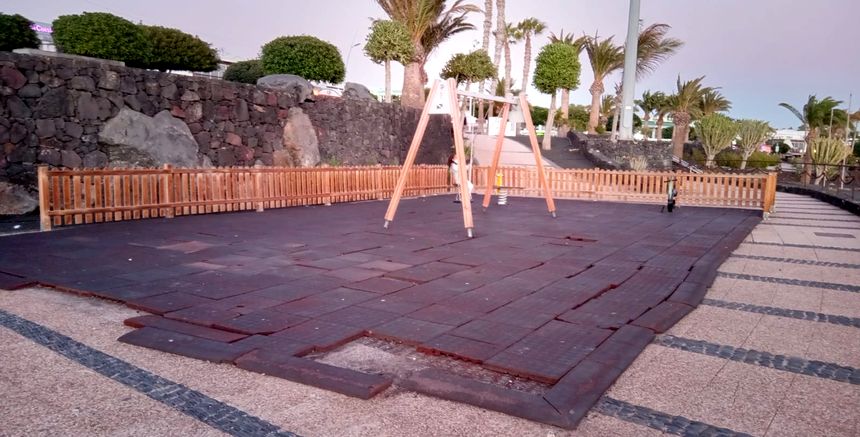 Parque infantil de Playa Grande en mal estado