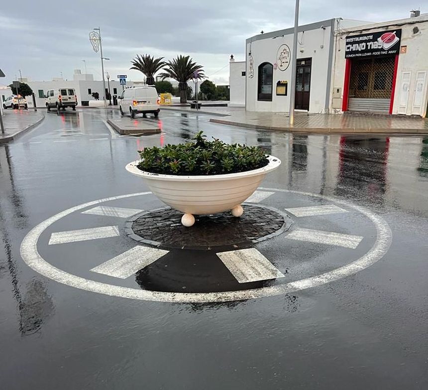 jardineras 2nuevas en rotonda nov 2021