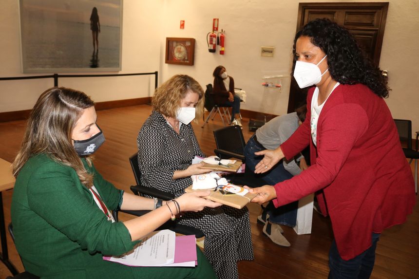 Águeda Cedrés haciendo entrega de unos obsequios a los invitados