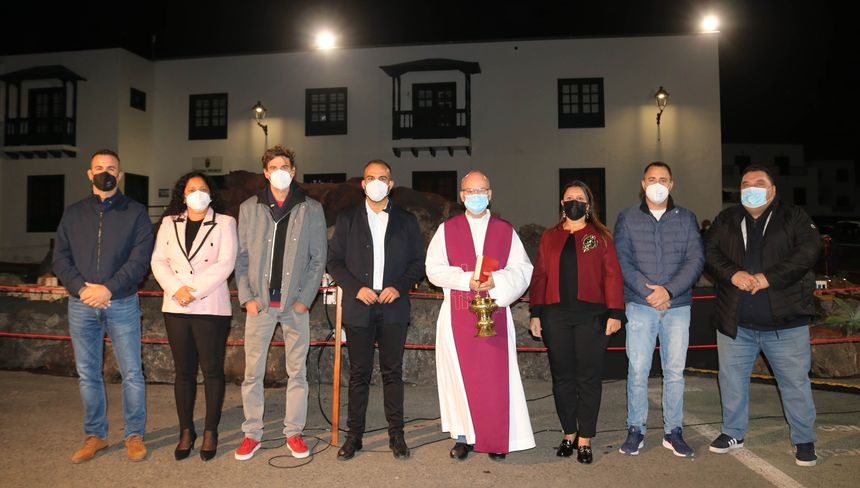 Miembros de la Corporación de Yaiza junto al párroco Jonathan Almeida y Alexander Dorta, diseñador del Belén 