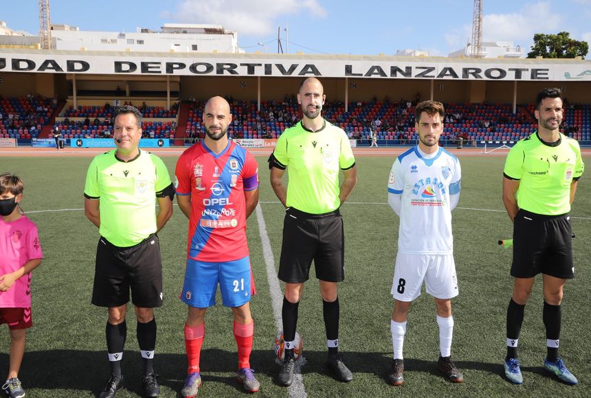 Imagen de la presentación de los dos equipos y el trío arbitral