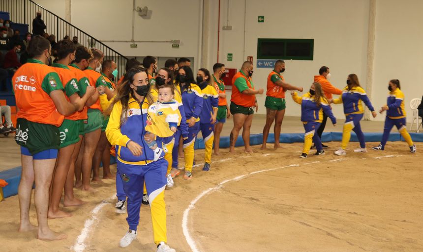 El US Yaiza femenino saludando al Unión Norte a la entrada al terrero