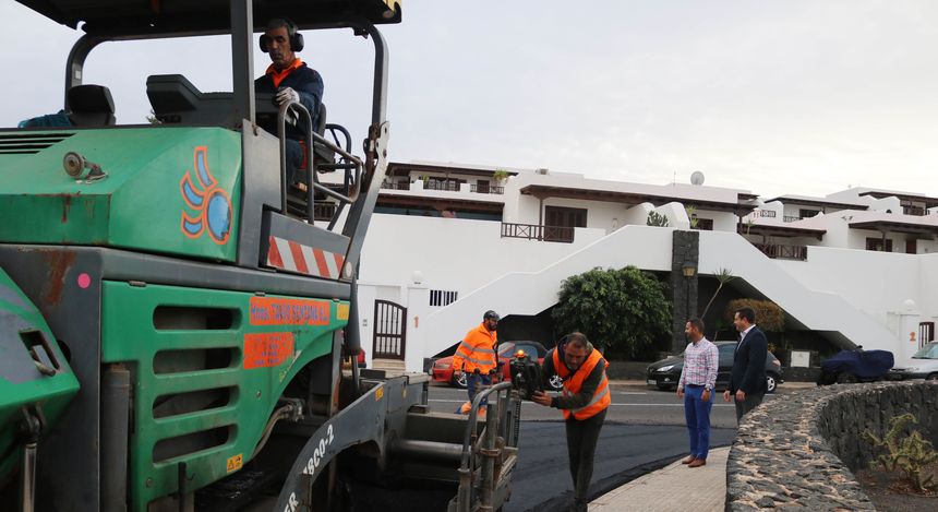 El alcalde junto al concejal de Obras en la calle Tabaibas de Playa Blanca