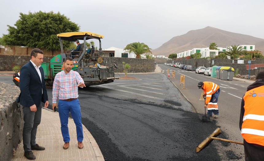 Óscar Noda y Jonatan Lemes en su visita a las obras en la calle Tabaibas