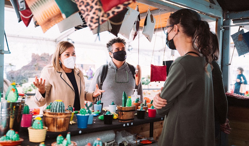 Astrid Pérez y Armando Santana visitan los puestos del Mercado de Navidad