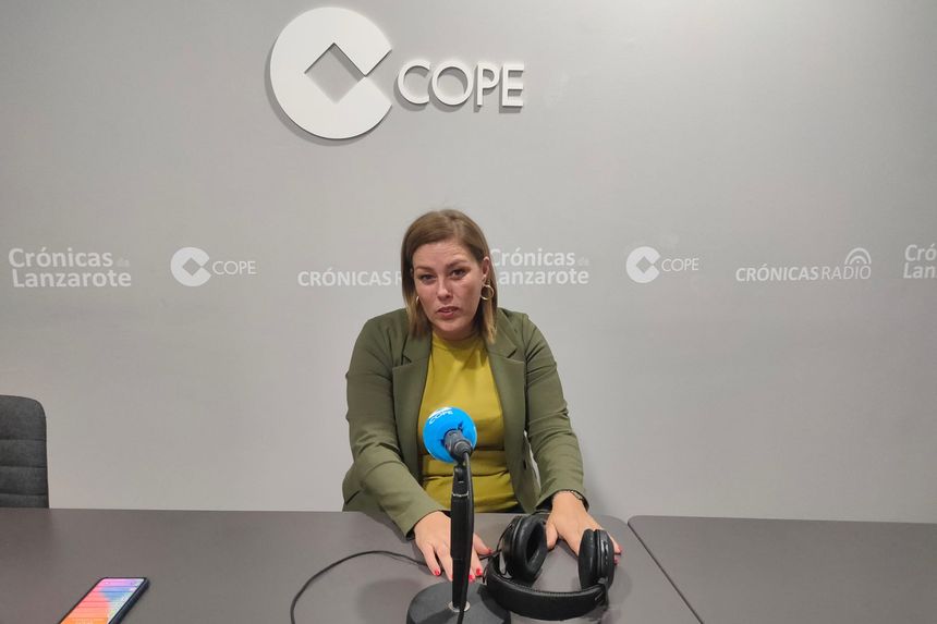 Astrid Pérez en el estudio de Crónicas Radio