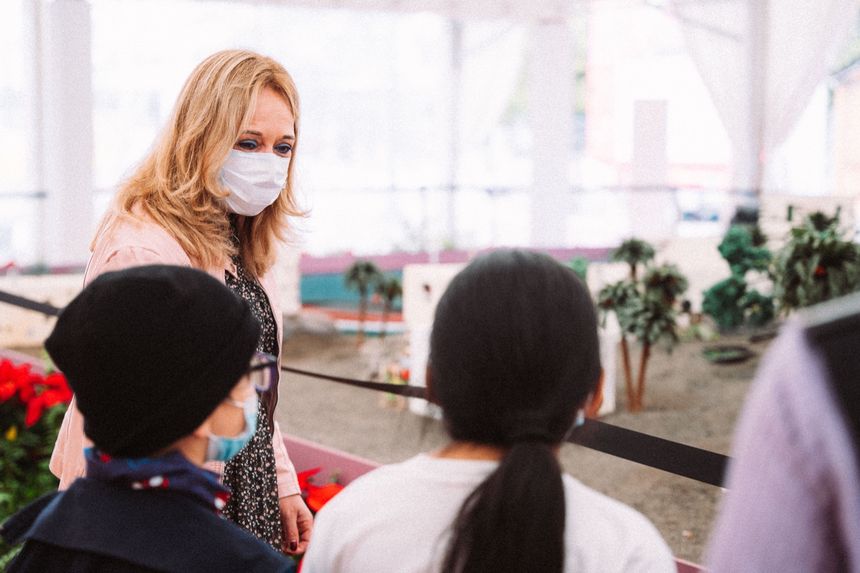 Saro Gonzáles junto a escolares visitando el Belén de Arrecife