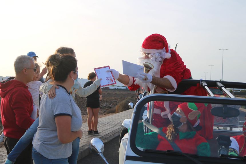 Papá Noel recogó cartas durante su recorrido