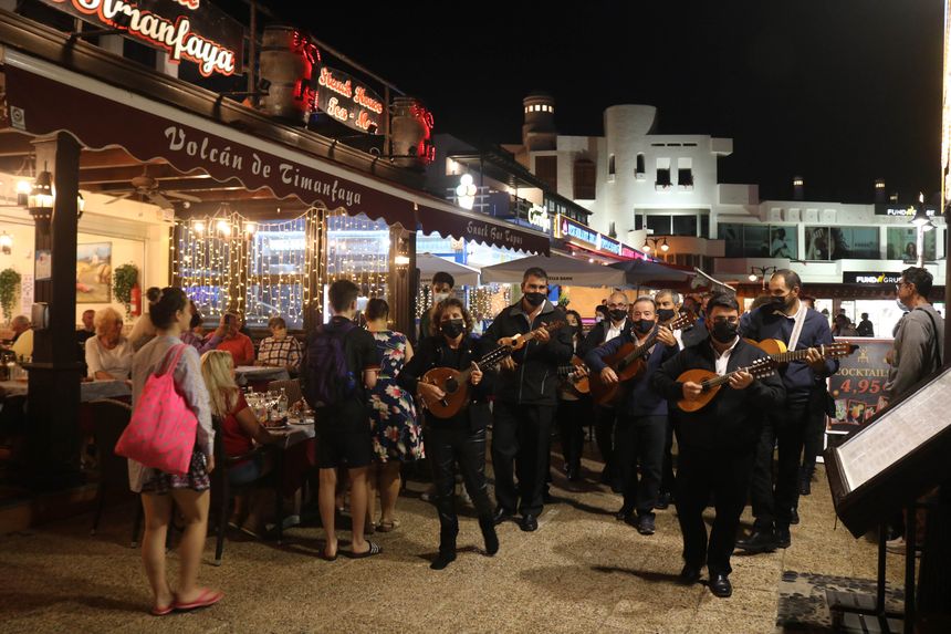 Pasacalles Rancho de Pascua de Yaiza paseo marítimo