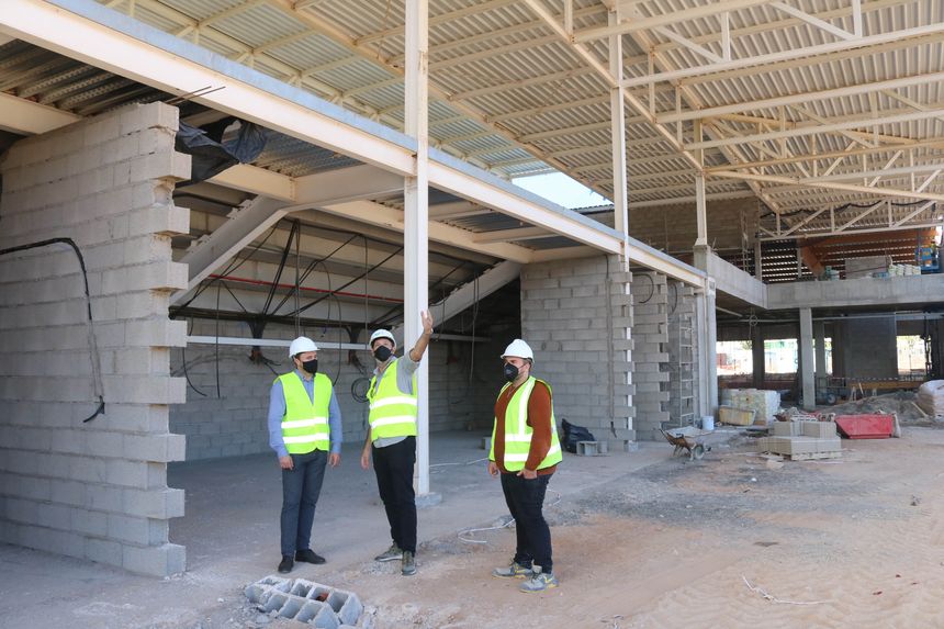 Zona exterior en la que se ubica la cafetería y recepción del nuevo Pabellón Deportivo