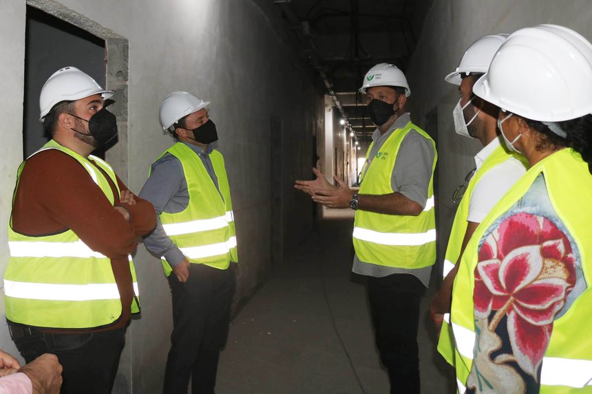 Distribuidor de acceso a los vestuarios y aseos