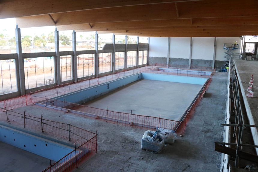 La cubierta de la zona de piscinas ya está colocada en su totalidad