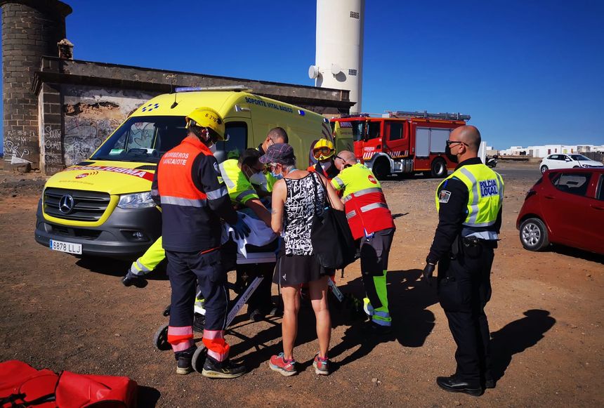 Momento del traslado del herido por parte de los bomberos del Consorcio.