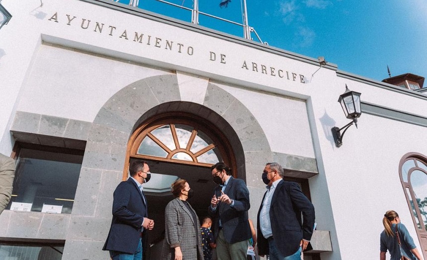 Sergio Ramos en la puerta del Ayuntamiento de Arrecife.