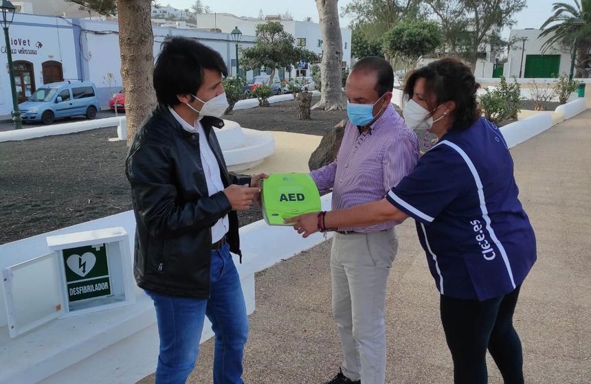 El consejero del Consorcio de Seguridad entregando el material.