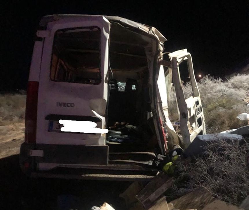 Así quedó el vehículo tras la salida de la vía