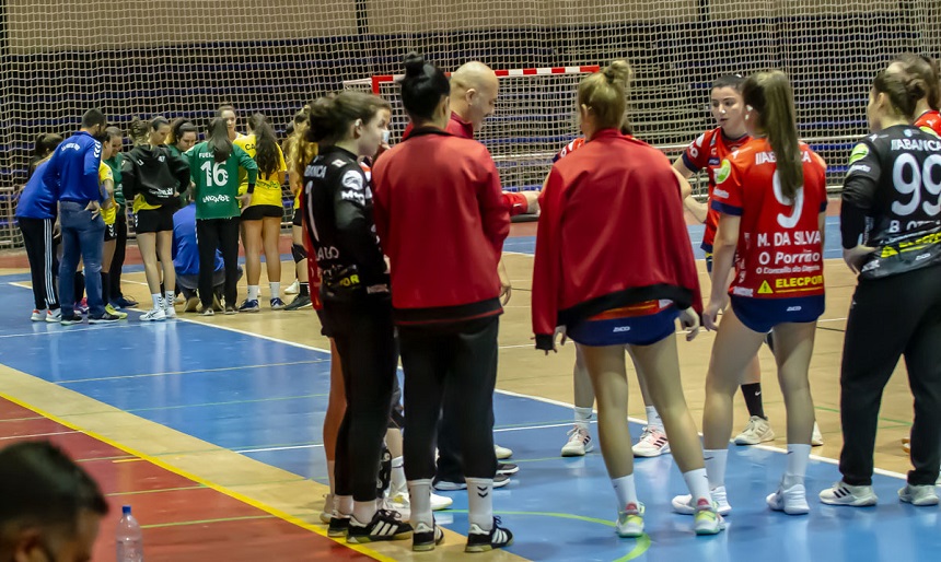 Tiempo Muerto durante el encuentro entre el Puerto del Carmen y el Balonmano Porriño