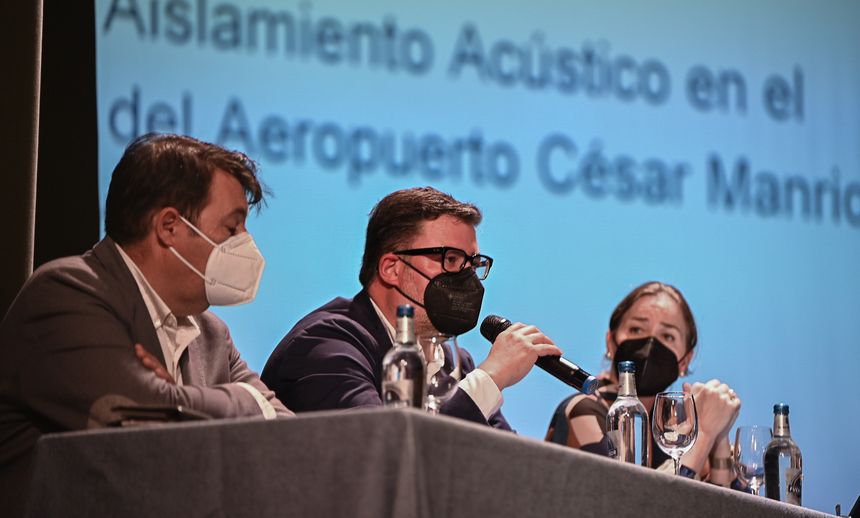 El alcalde de San Bartolomé junto a la abogada especialista en temas de ruido y el concejal de Hacienda.