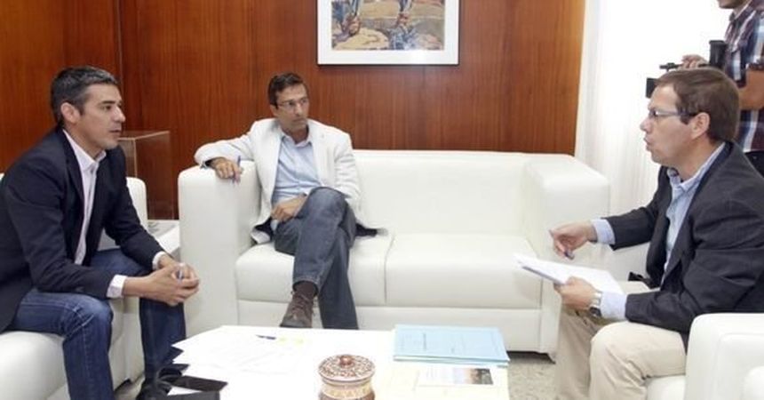 Narvay Quintero y Antonio Morales en una de las reuniones que mantuvieron en el Cabildo para abordar este asunto
