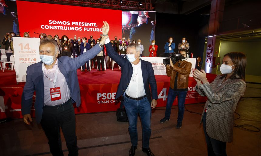 Torres levantando el brazo de Sebastián Franquis, de nuevo secretario general de los socialistas grancanarios