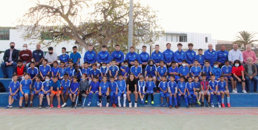El alcalde de Yaiza junto a los integrantes de las categorías inferiores del club.