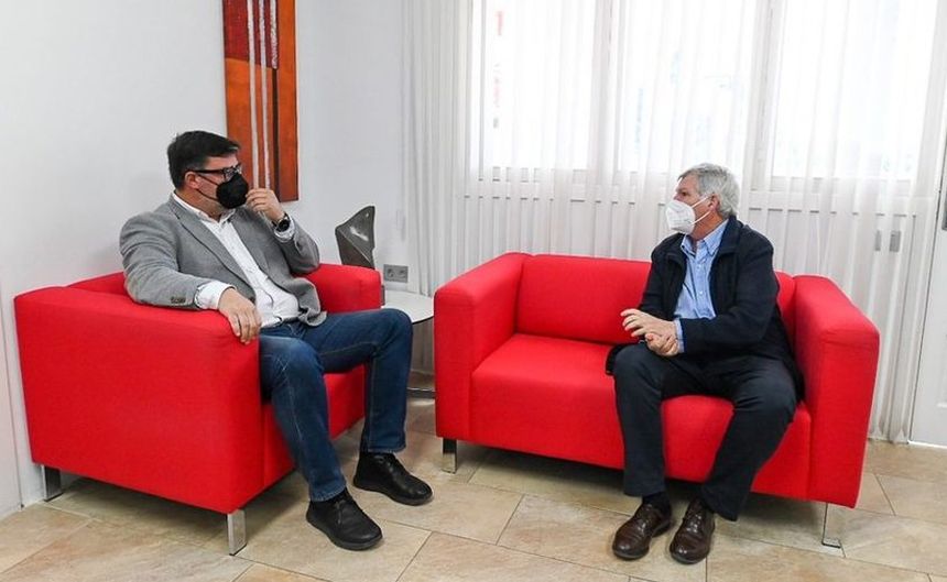 Imagen de la visita que Leopoldo Díaz sí ha hecho al Ayuntamiento de San Bartolomé y de la que se queja el responsable de CC en Arrecife.